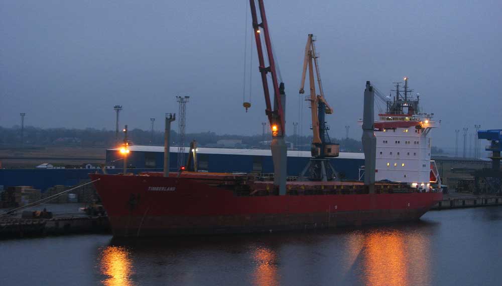 Tanker loading manifold cargo. Image:Tanker loading manifold cargo.