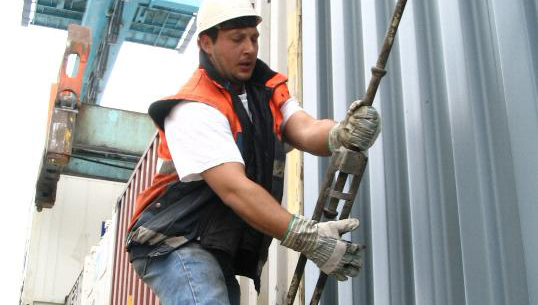 A dock worker lashing a container. Image: Danny Cornelisson Image:A dock worker lashing a container. Image: Danny Cornelisson